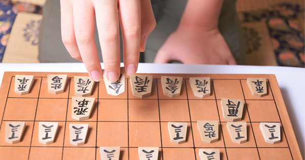 将棋をする子ども 子どもに将棋を教えるメリットとは