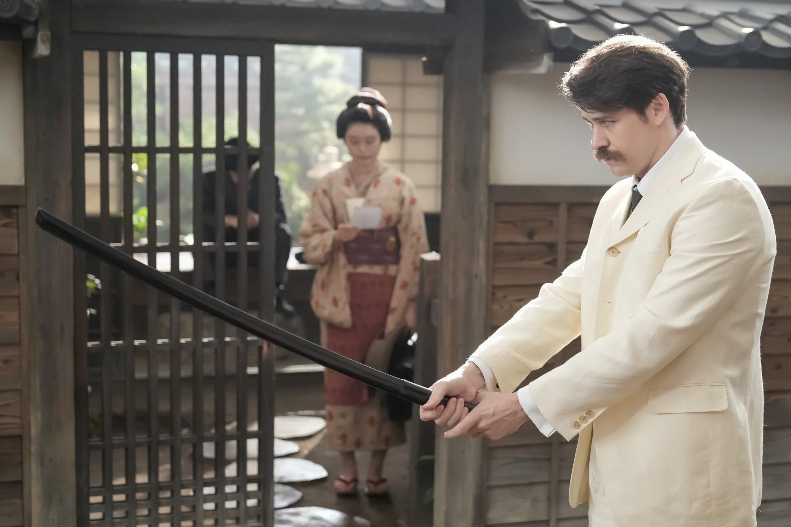 スキップできない…不器用すぎる錦織!演じた吉沢亮が見つけた「下手なスキップのコツ」〈吉沢コメント付き・ばけばけ第38回〉