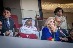 カタールW杯で「虹色」着用のファン、嫌がらせに直面