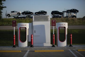 テスラ、公的資金利用で自社EV充電網を開放へ
