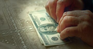 1%の富裕層が月500ドルを「保証所得」すれば2000万人が貧困から救われる