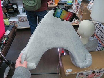 超快適にスマホゲーできる！ お腹に抱えて使う「∀クッション」