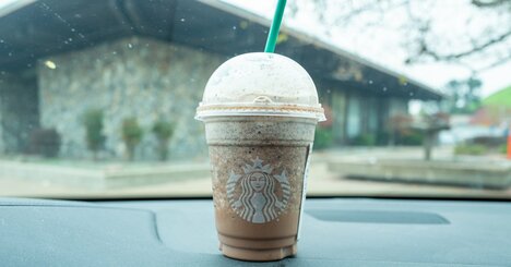 「スタバのフラペチーノ」を思い浮かべるだけで、みるみるお金が貯まるワケ