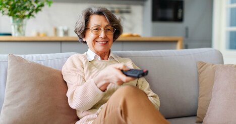 【まさか…】テレビにキャスターをつけて可動式にしたら生活がこんなに変わるとは！
