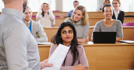 「家では明るいのに職場では無口」って変？→認知科学者の答えに「そりゃそうだ」と納得
