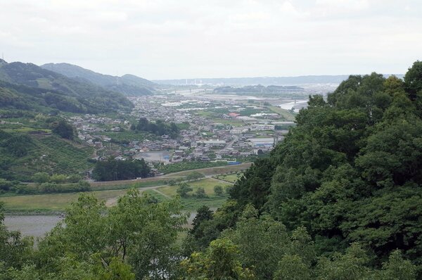 国道473号線地蔵峠から、遠くに金谷市街地を望む。鉄道開通前は、これら険しい道を徒歩で行くか、川をプロペラ船で遡るしか交通手段がなかった。大井川鐵道の線路は、眼下の河原に沿って敷かれている　Photo by F.T.