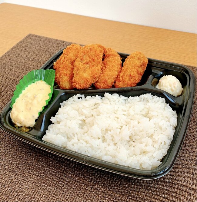 さすがに贅沢すぎない…？ほっともっとの“牡蠣てんこ盛り弁当”白米とビールが止まらないよ！《実食レビュー》