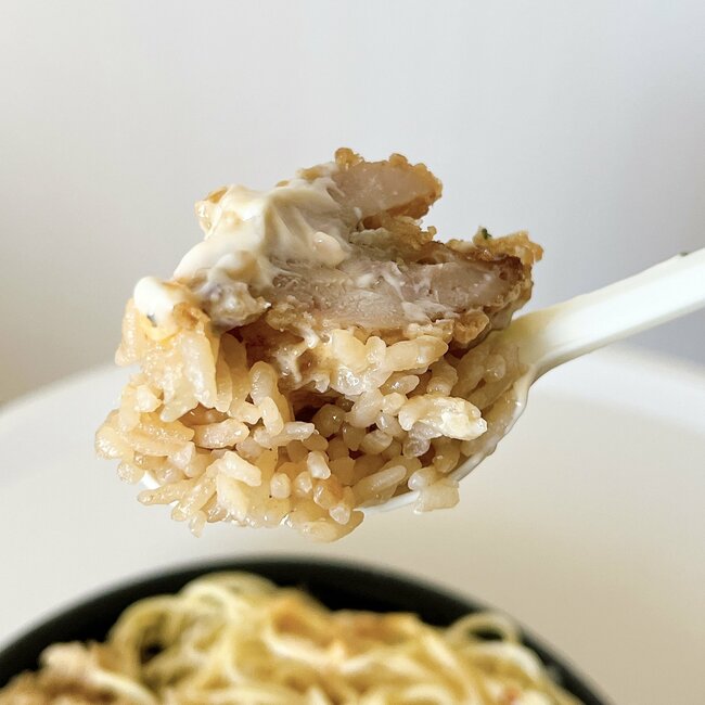 「量がヤバいんじゃぁッ!」セブンの“ドカ盛り弁当”1124kcalもあってボリュームがすごい!「ニンニクがガツンと効いてる」「こってりジャンキーでうまい」