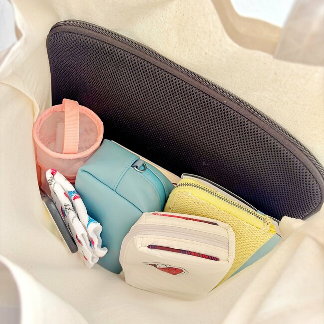 「これは隠れたヒット品」ユニクロの“290円エコバッグ”が万能すぎる！「通勤から買い物まで使っています」「大きくていっぱい入る」