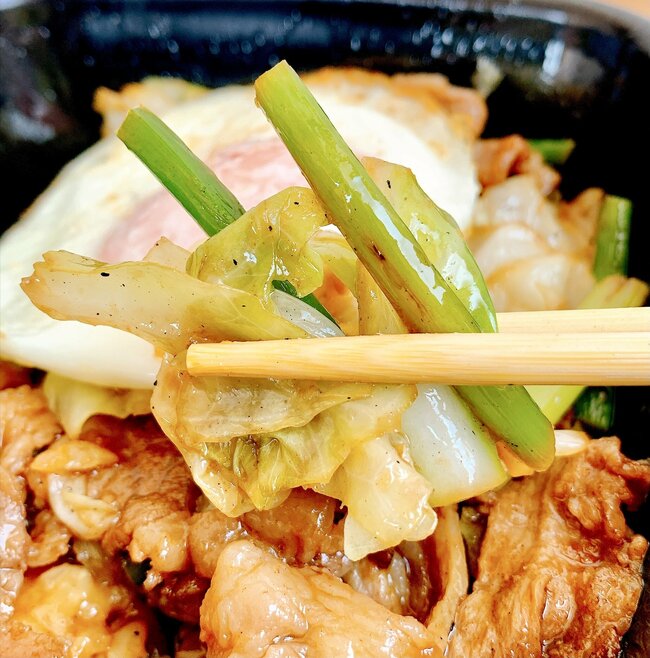 おかずの量がヤバイって…！ほっともっとの“ヤケクソどんぶり”お肉と揚げ物がパンパンに盛られてるの！「上京したての学生メシみたい」「ウマー定番にしてほしい」《購入レビュー》