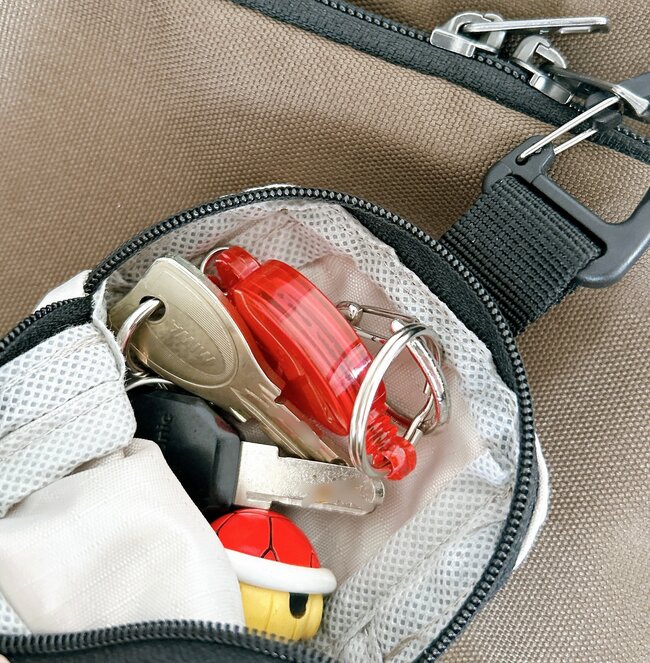 ミニ財布にちょうどいい…!セリアの「ミニチュアみたいなポーチ」ガバッと開いて取り出し楽ちんです!