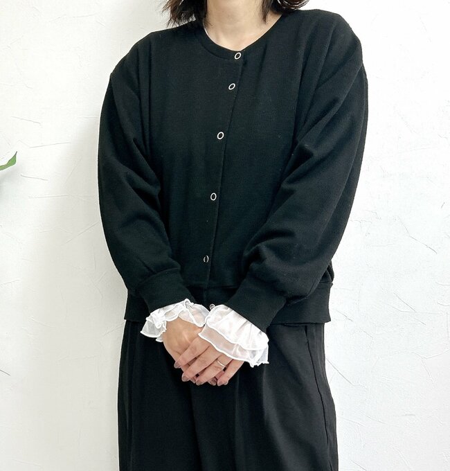 これ本当に1780円でいいの？ハニーズの「透け感トップス」袖口のフリルが可愛くてヘビロテが止まらない！