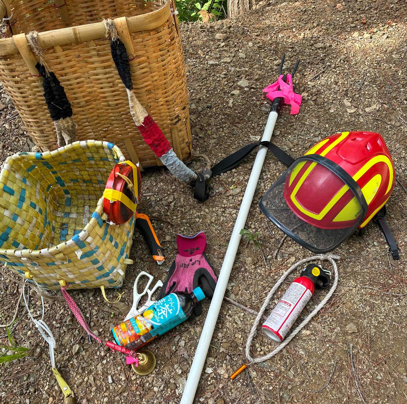 佐藤さんの山菜採りの装備一式