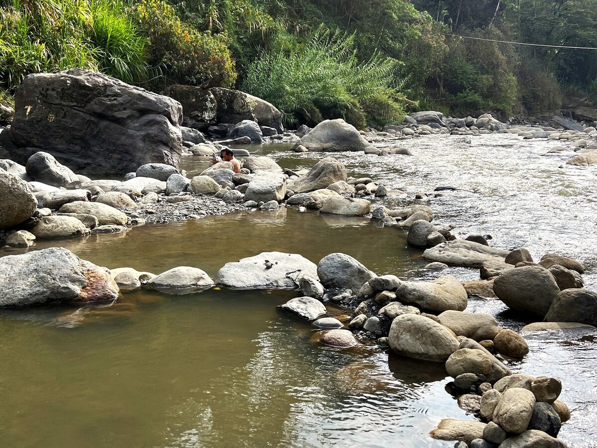 知られざる山奥の秘湯に一緒に入ろう！コロンビアで超豪快な「最も高熱な滝湯」につかる