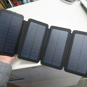 ワイヤレス充電できる4枚ソーラーパネル搭載バッテリー
