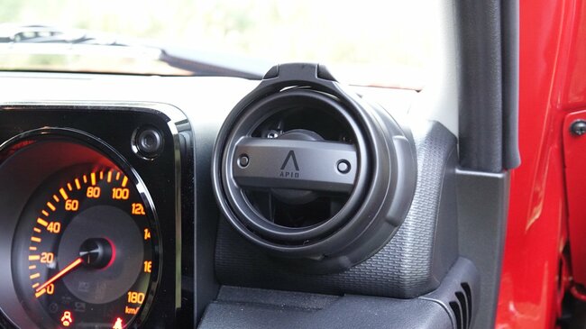 APIOのドリンクホルダー。価格はやや高めだがインパネ内に自然に溶け込むデザインがいい！