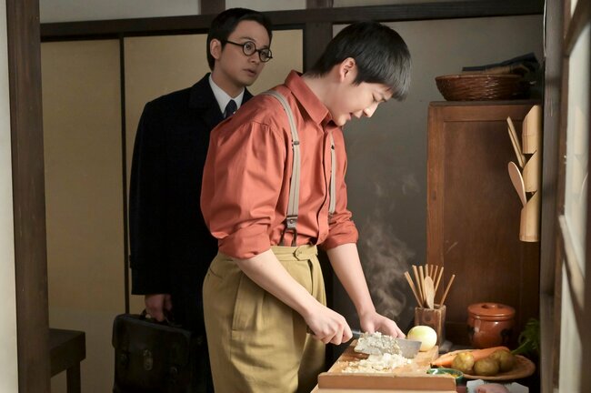 泣きながらカレーを作った夜、健太郎（高橋文哉）が黙っていた“ほんとうの理由”【あんぱん第47回レビュー】