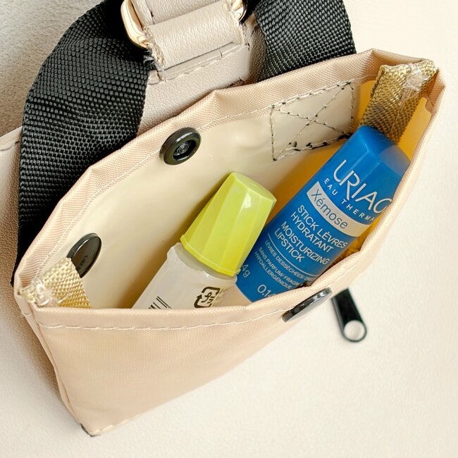 「ずっと探してた」セリアの“ドリンクホルダーになるポーチ”が画期的すぎる!「やっと買えた」「片手が塞がらなくて助かる」