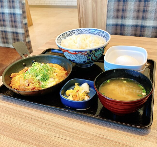 「うますぎで2回目」「腹パンでございます」吉野家の“贅沢すぎる定食”ご飯のおかわり無料がうれしい！「ご飯大盛り3杯食った！」「元気の出る味」《実食レビュー》