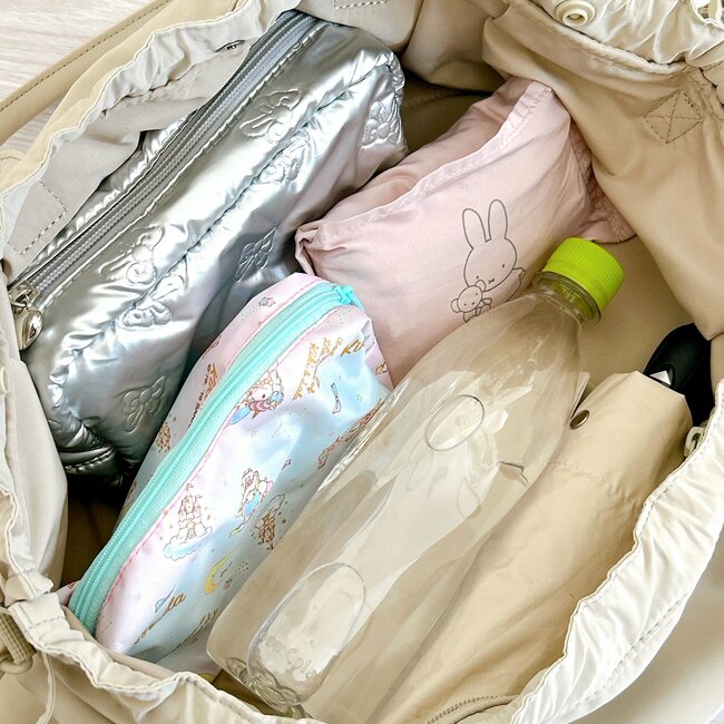 「かわいい！買わずにいられなかった」ユニクロCの“めちゃ軽バッグ”ガバッと開いて楽ちんすぎる…！「使い心地最高です」「見た目以上に入る」