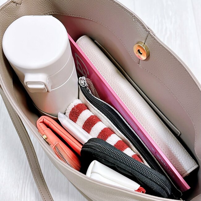 3COINSの「荷物がたっぷり入るショルダーバッグ」ペットボトルを立てて収納できて便利！シンプルだから長く愛用できそうです！《購入レビュー》