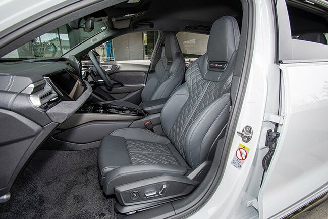 アウディA5アバントTFSI e-hybridクワトロSライン前席