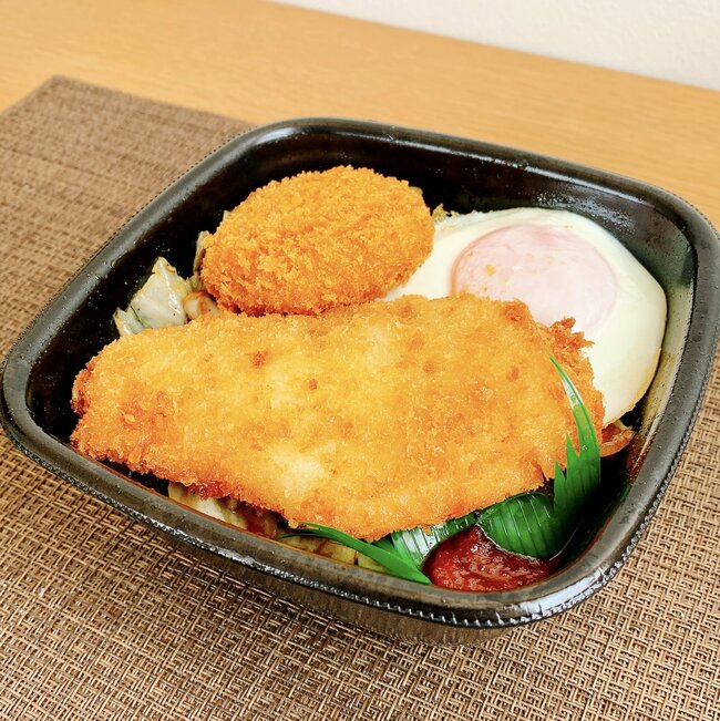 おかずの量がヤバイって…！ほっともっとの“ヤケクソどんぶり”お肉と揚げ物がパンパンに盛られてるの！「上京したての学生メシみたい」「ウマー定番にしてほしい」《購入レビュー》