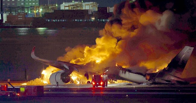 炎上する日本航空機＝1月2日午後、羽田空港
