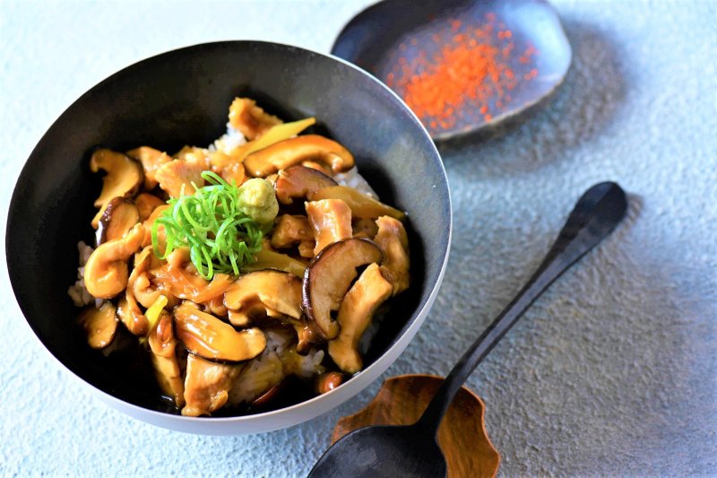 【カンタンなのに料亭風！ レンチンレシピ】にんにくの濃いタレでごはんがすすむ！鶏むね肉のにんにく醤油丼