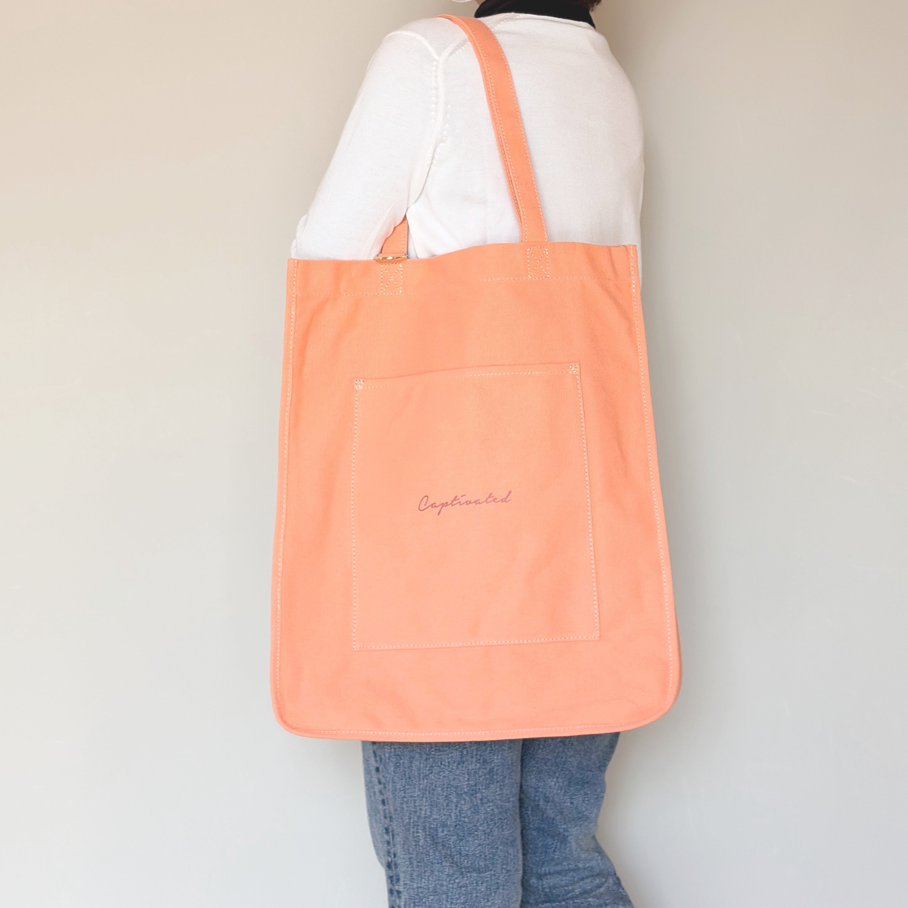 「可愛くていっぱい入る」「小物が迷子になりにくい」ハニーズの“ポケットいっぱいバッグ”収納力がスゴすぎる!「日傘やペットボトルが固定できるので良い」