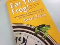 「まず、朝一番にカエルを食べろ！」<br />ブライアン・トレーシーの代表的な自己啓発書
