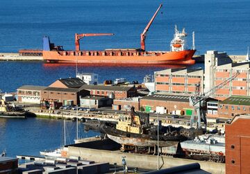 ロシア商船、南アの海軍基地にひそかに寄港