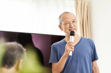 年上世代とのカラオケを乗り切るために覚えておきたい「選曲」の秘訣