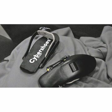 VR内移動を手軽に実現するサンダル型デバイス「Cybershoes」がKickstarterを開始