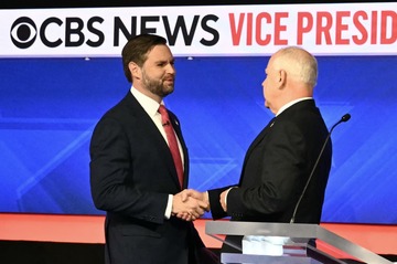 米副大統領候補の討論会、ウォルズ氏とバンス氏　冒頭で握手