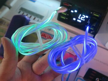 レインボーカラーで充電状況がわかる発光USBケーブル