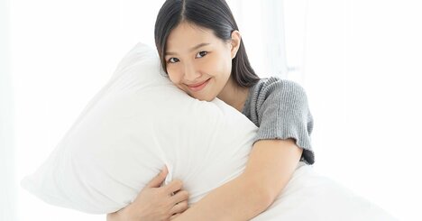 【寝苦しい夏を乗り切る】ぐっすり眠れる人なら決してしない…枕で失敗する人がやりがちなNG行動