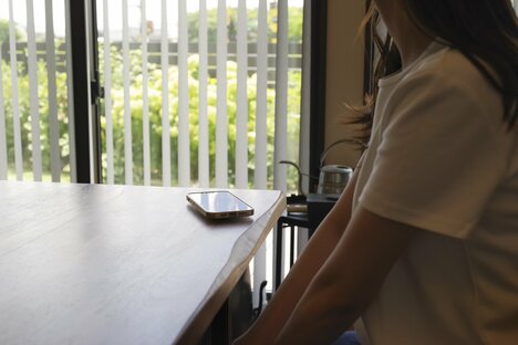 欧米を中心に広がる「SNS規制」。「SNSこそが子どものうつ病や自殺の急増の原因だ」という主張は正しいのか？