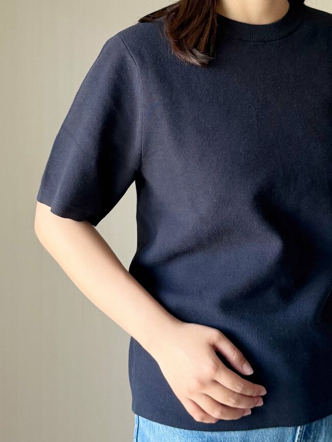 「夫婦で色違いを購入」「3枚購入しました」ユニクロの“高見えトップス”たっぷり着回せるのがお気に入り！「半袖でもきちんと感が出る」【購入レビュー】