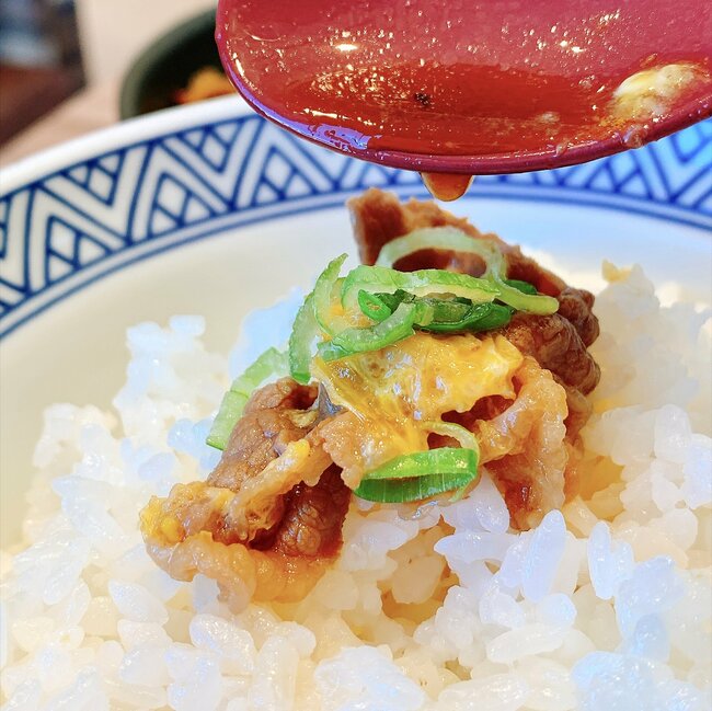 「うますぎで2回目」「腹パンでございます」吉野家の“贅沢すぎる定食”ご飯のおかわり無料がうれしい！「ご飯大盛り3杯食った！」「元気の出る味」《実食レビュー》