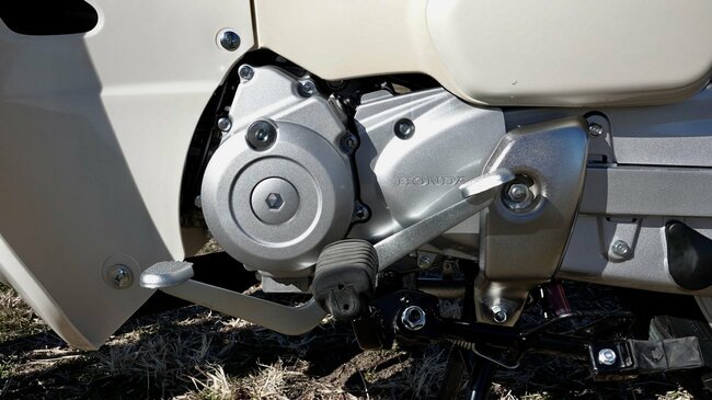 新基準原付であるスーパーカブ110Liteのエンジンはスーパーカブ110と同じだが、設定変更で出力が下げられている