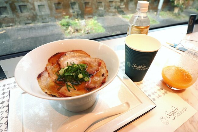 電車の中で食べるラーメン
