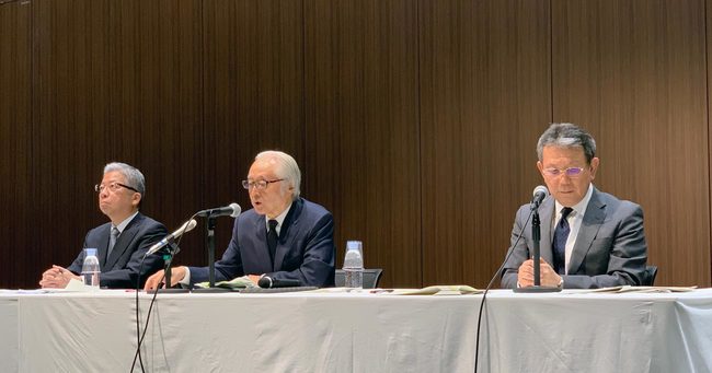 記者会見で辞任をきっぱり否定した日本郵政の首脳陣