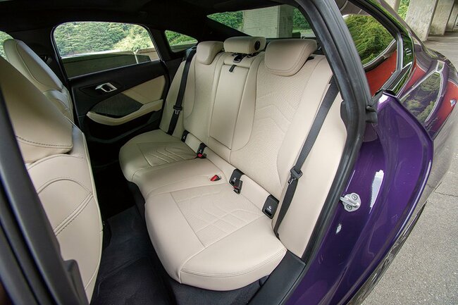 BMW 220dグランクーペ Mスポーツリアシート