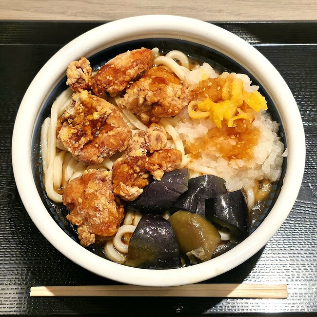 「完成度が高い」「毎日食いたい」丸亀製麺の“1300kcal超えメニュー”具材たっぷりでボリューム満点！「本当に神の食べ物」《実食レビュー》