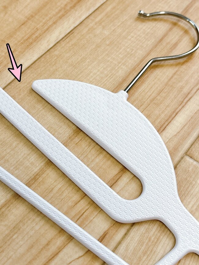 「家のハンガー全部変えました」「何度も購入しています」3COINS“多機能ハンガー”1本で何役もこなしてくれる優れものです!「もうこれしか使えません」