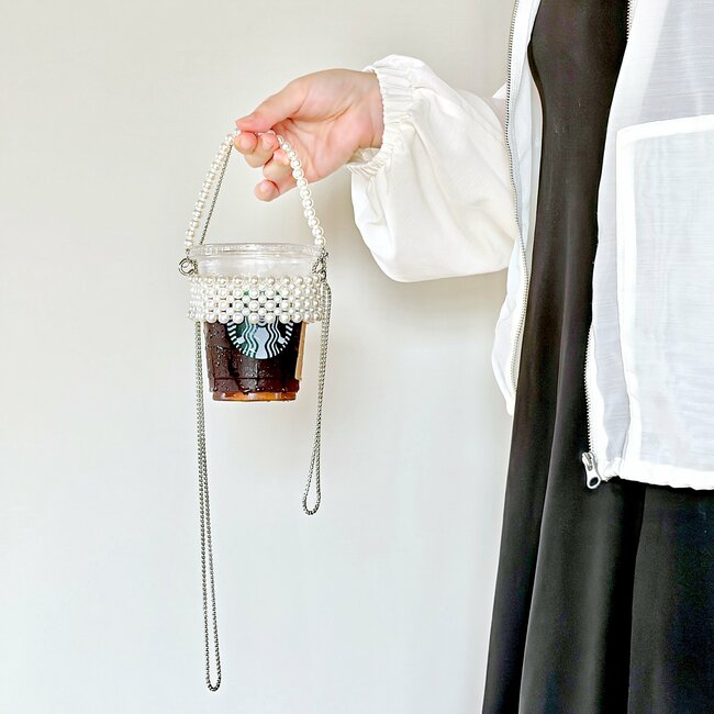 コーヒーやフラペチーノを手ぶらで持てて感動…！3COINSの「天才が考えたアイテム」荷物が多い日に大助かりです！《購入レビュー》