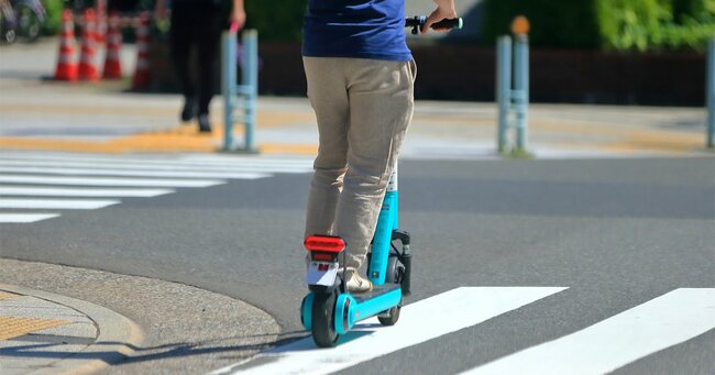 車道を走る電動キックボード