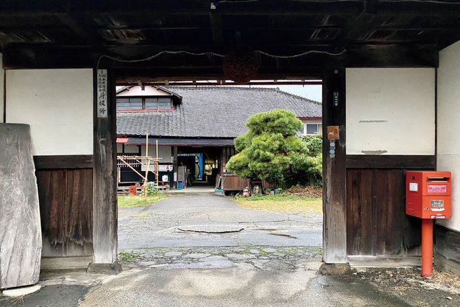 若駒酒造の正門と蔵。先祖が発注した瓦は特注品で、修理費が高いのが難
