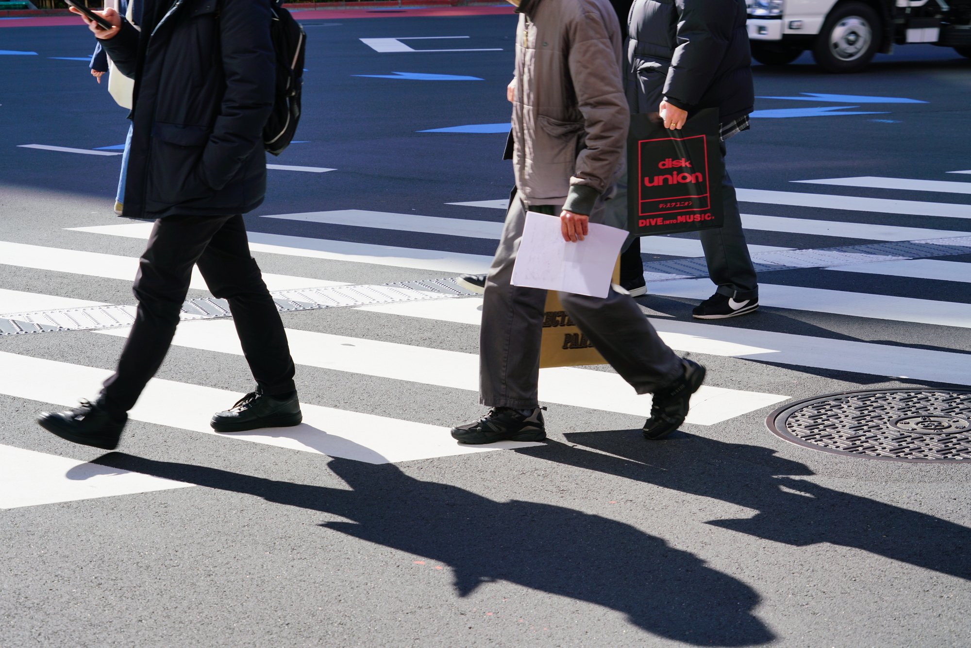 運転中に歩行者が「お先にどうぞ」と合図、動き出してもOK？→弁護士のアドバイスが衝撃だった